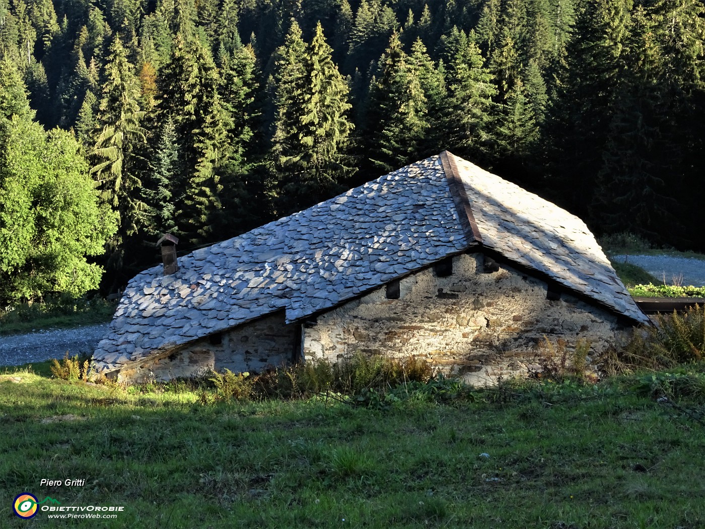 12 La Casera di Torcola Vaga (1486 m) dall'alto.JPG